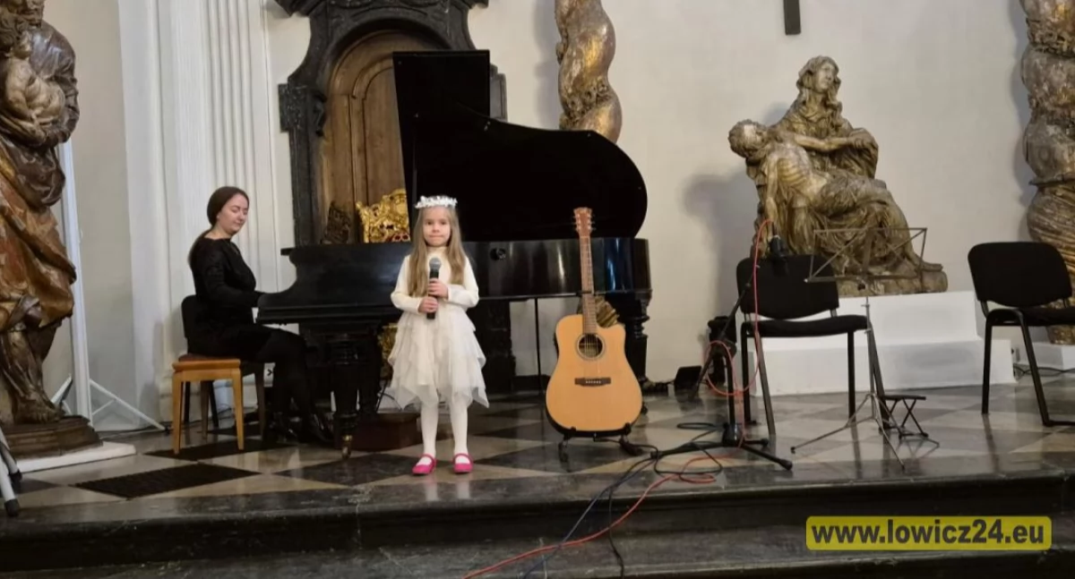 Uczniowie Centrum Edukacji Muzycznej zachwycili publiczność w koncercie kolęd (foto, film)