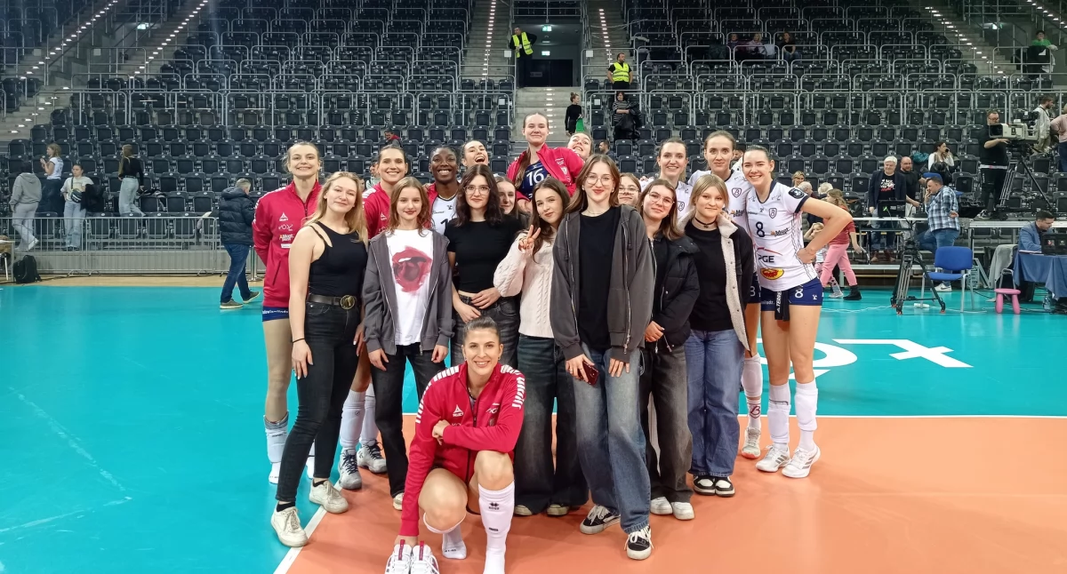 Uczniowie ZSCKR w Zduńskiej Dąbrowie na meczu siatkarskiej Ligi Mistrzyń w Łodzi (foto)