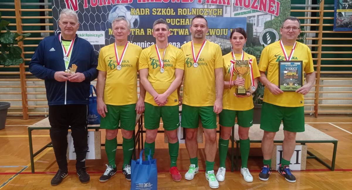 Dyrektor ZSCKR w Zduńskiej Dąbrowie najlepszym bramkarzem! (foto)
