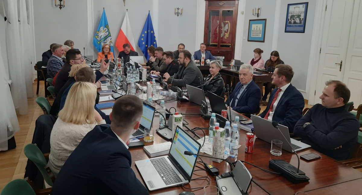 Łowiccy radni zadecydowali w sprawie Pelikana Łowicz. Co z długami klubu? (foto)