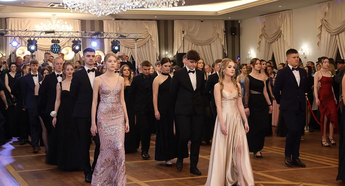 Studniówka I LO w Łowiczu. Polonez, wzruszenia i zabawa do białego rana (foto, film)
