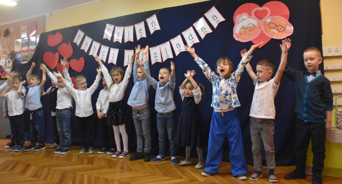 Przedszkolaki ze „Słoneczka” świętują Dzień Babci i Dziadka (foto,film)