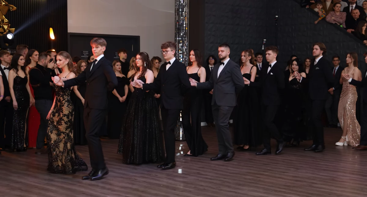Studniówka II LO w Łowiczu. Maturzyści „Medyka” bawią się sto dni przed maturą (foto, film)
