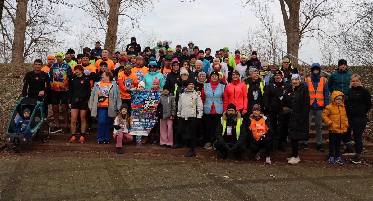 Orkiestrowa edycja parkrun w Łowiczu. Biegali, maszerowali i wspierali WOŚP (foto)