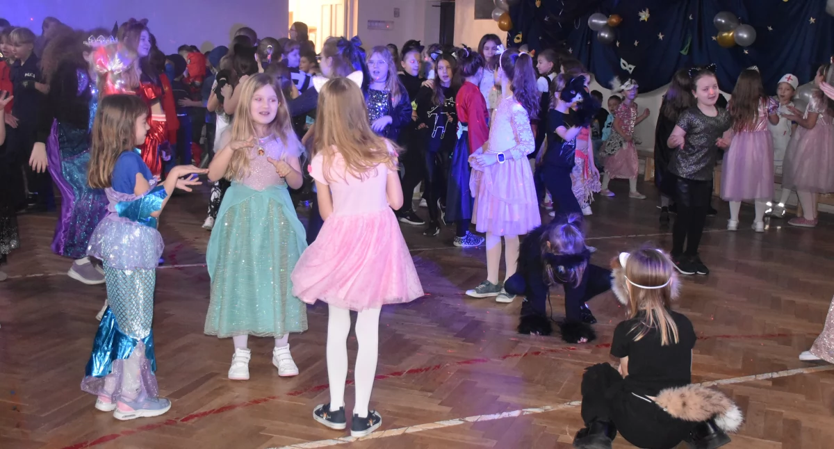 Bal karnawałowy w Jedynce. Bajkowe stroje i uśmiechy na twarzach (foto,film)