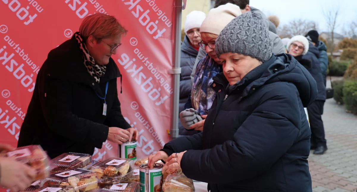 Łyszkowice. Charytatywny kiermasz ciast dla Adasia i Kubusia Strugińskich (foto, film)