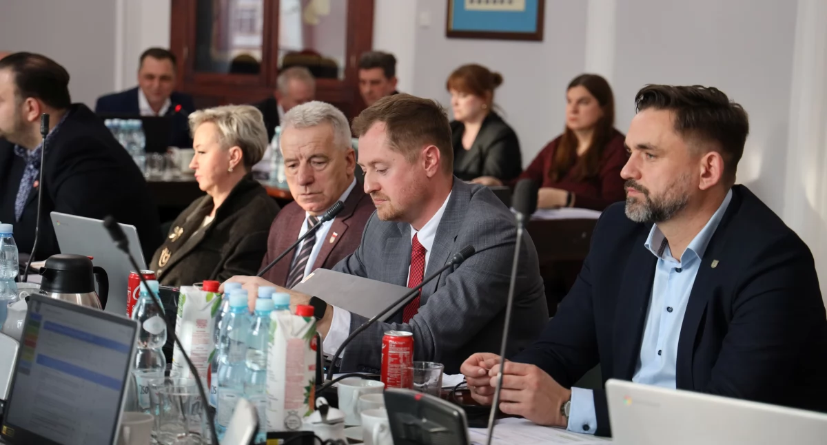Łowicz. Radni obradowali do późnej nocy, ale budżetu nie uchwalili. Jakie wnioski przegłosowano?