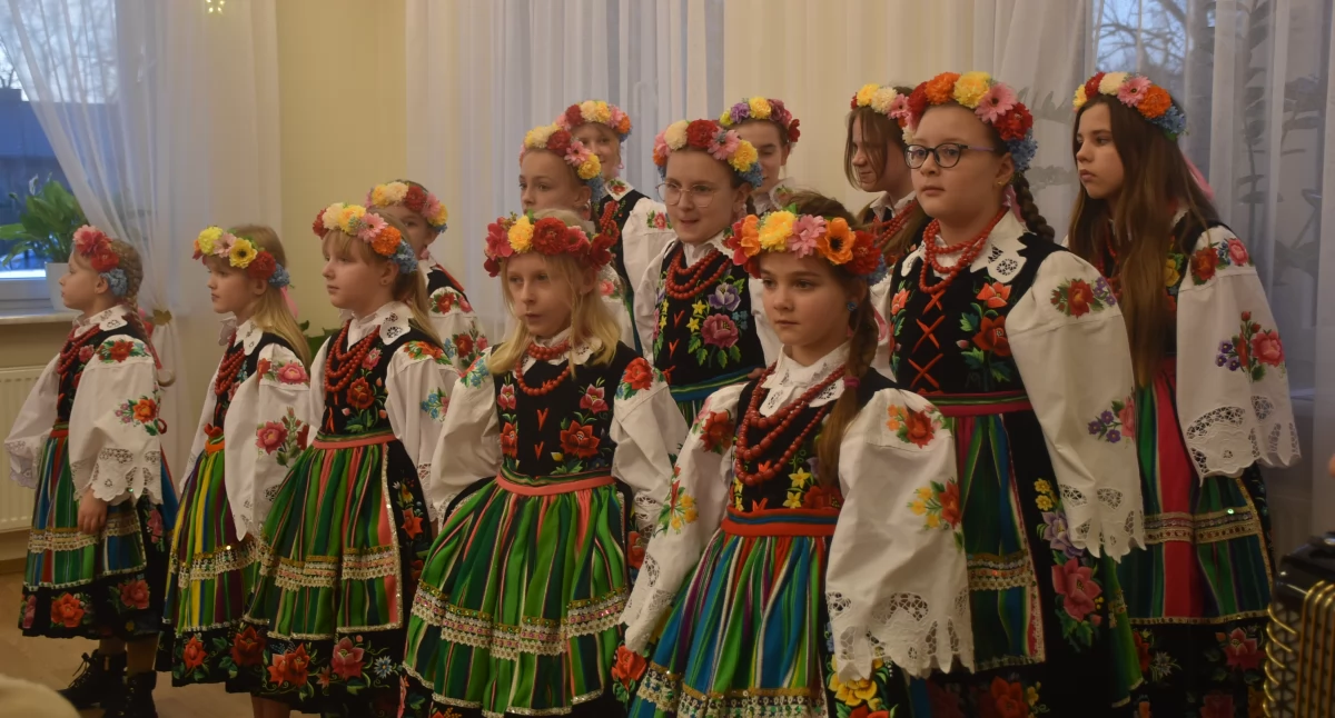Dzień Babci i Dziadka w Bobrownikach. Muzyczne świętowanie z „Krzewiną” (foto,film)