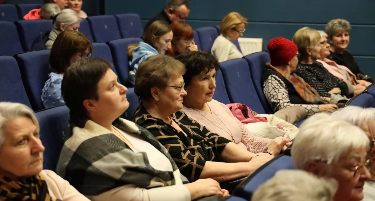 Łowicz. Pokaz filmu „I Bóg stworzył kwiaty” z udziałem łowickich twórczyń (foto)