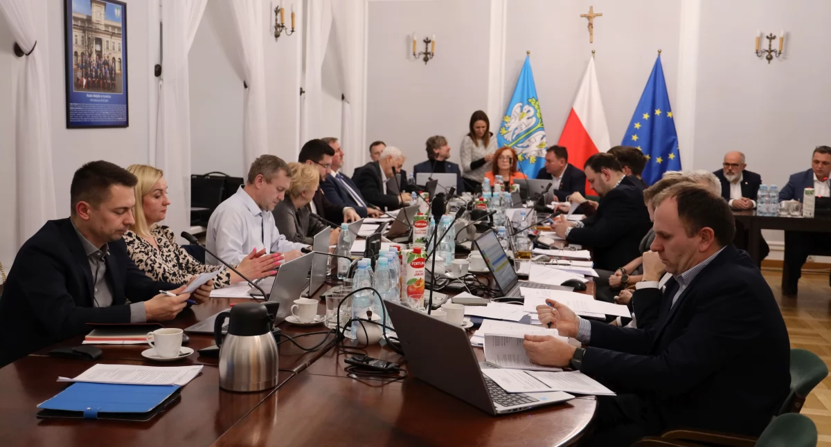 Łowicz. Radni przyjęli budżet miasta na 2025 rok z licznymi poprawkami (foto)
