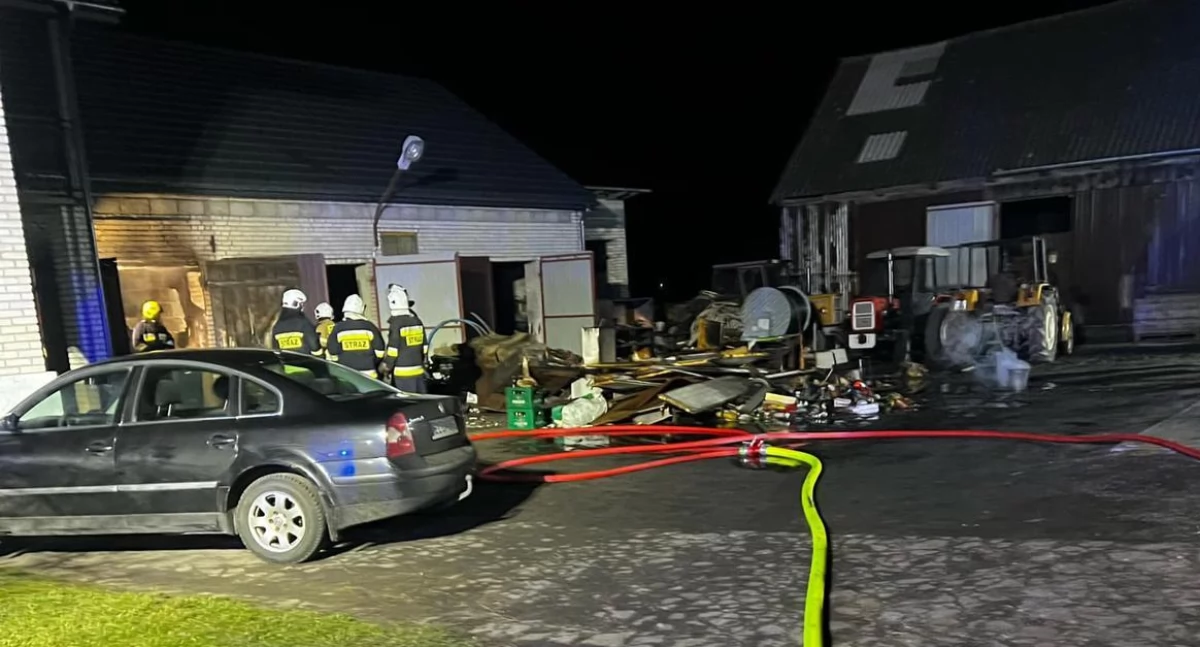 Pożar garażu pod Łowiczem – 32 strażaków w akcji!