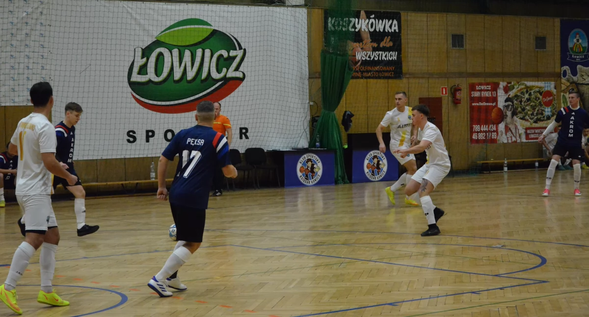 Zacięta rywalizacja w Łowickiej Lidze Futsalu. Awanse i pożegnania z ligą (foto)