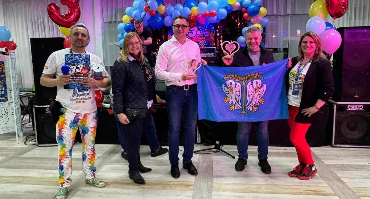 Flagi Miasta Łowicza z podpisem Jurka Owsiaka na aukcji WOŚP