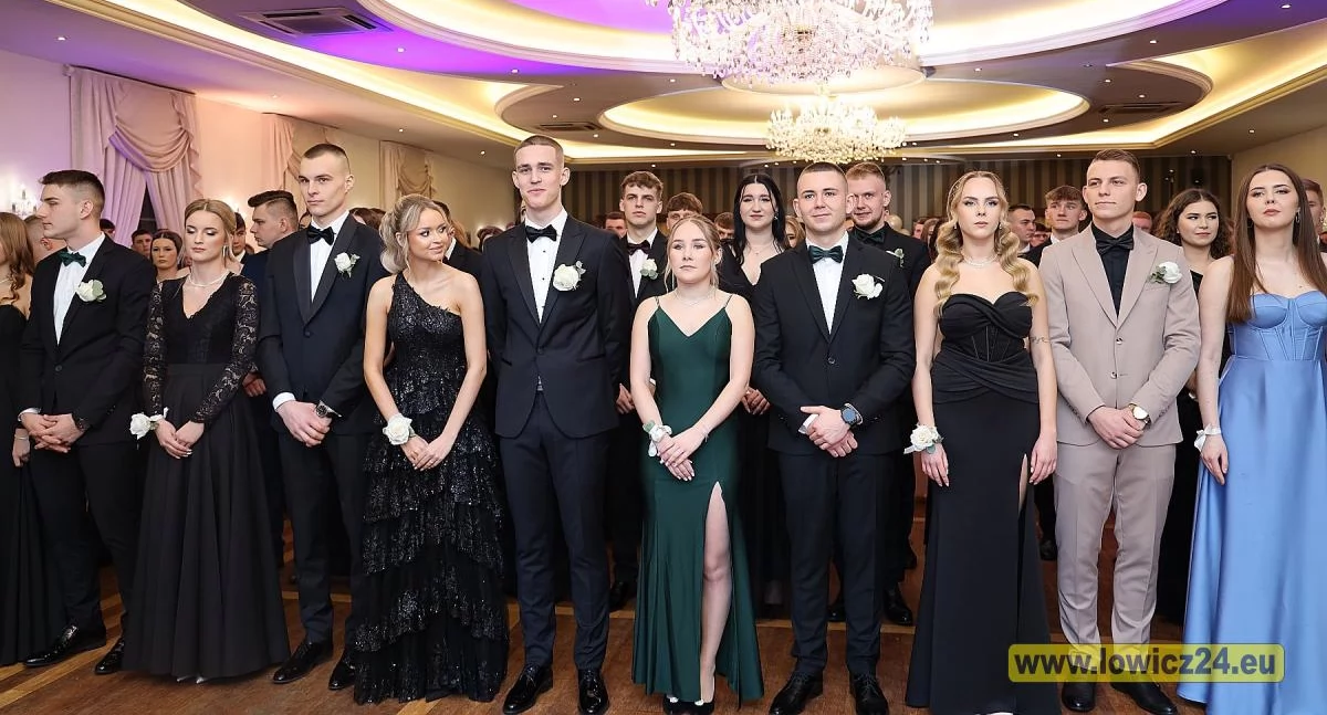 Studniówka 2025. Maturzyści z ZSP nr 4 bawią się w Soplicowie (foto, film)
