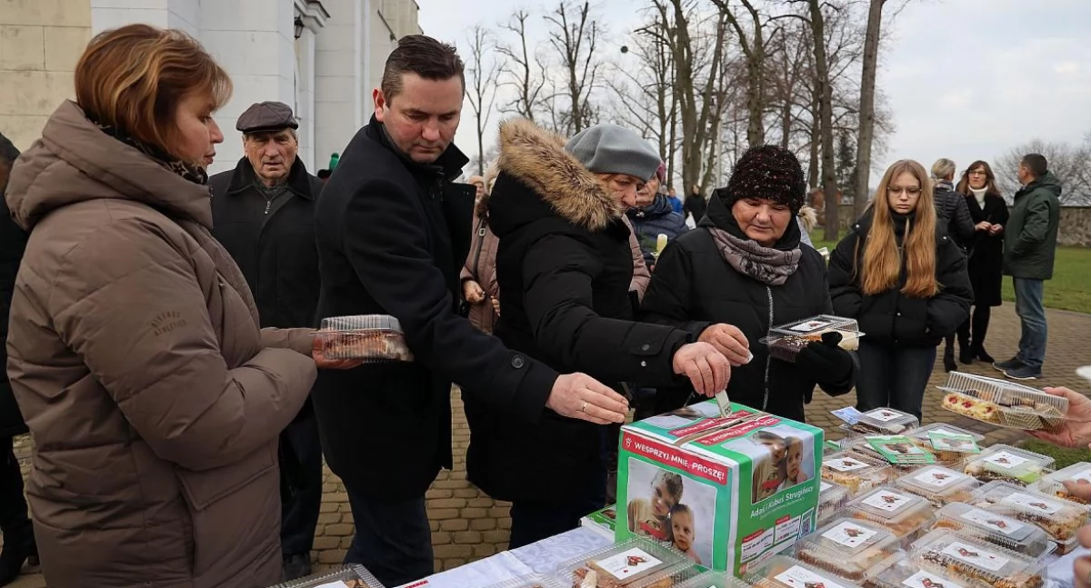 Domaniewice wspierają Adasia i Kubusia Strugińskich. Kiermasz ciast przed kościołem św. Bartłomieja (foto)