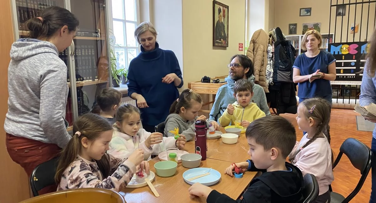 Eksperymentalne warsztaty dla dzieci w bibliotece powiatowej (foto)