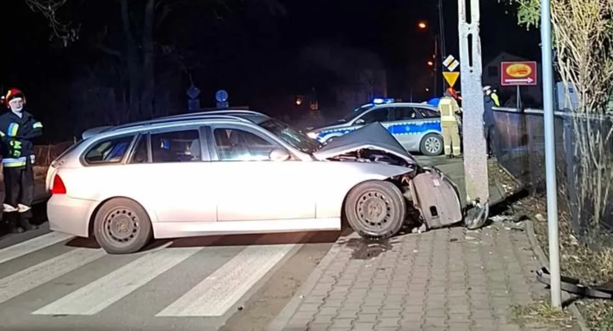 Łowicz. BMW uderzyło w słup energetyczny 