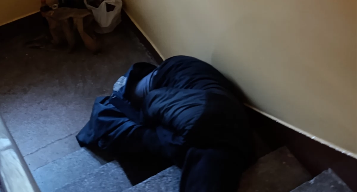 Problem bezdomnego na osiedlu Broniewskiego. Co na to policja?