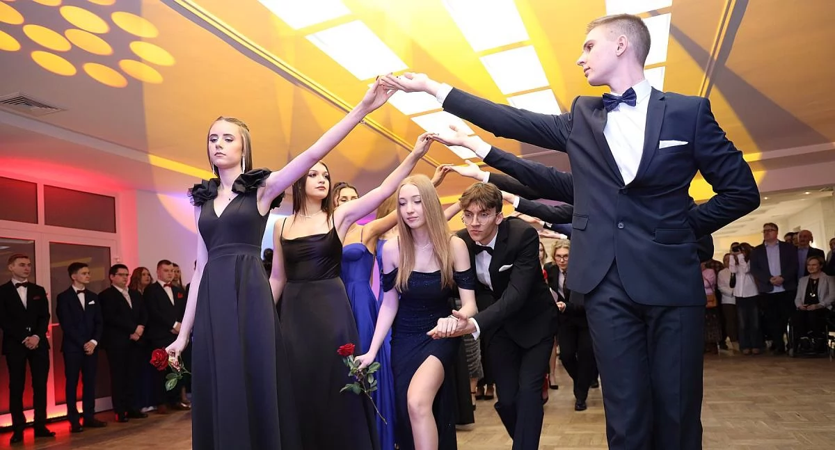 Na balu studniówkowym bawią sie uczniowie ZST nr 1 (foto, film)