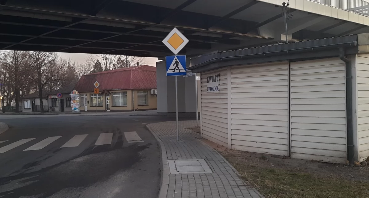 Znak drogowy na środku chodnika. Radny wnioskował o jego przesunięcie, jest odpowiedź z ratusza