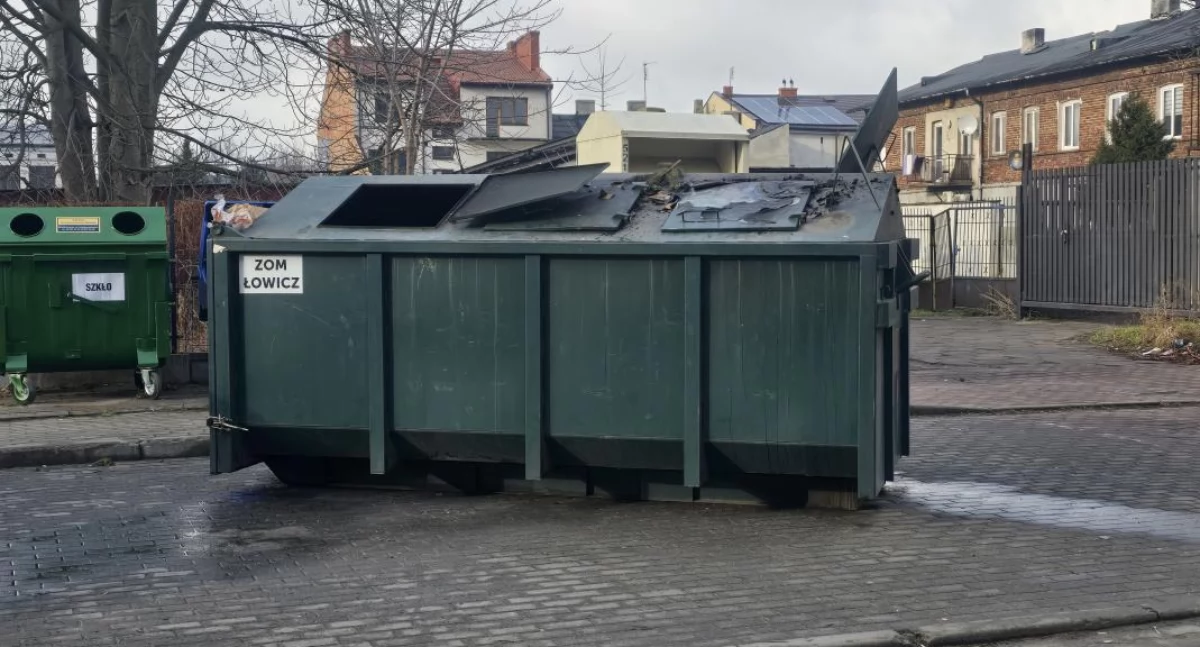 Łowicz. Na osiedlu płonął kontener ze śmieciami (foto)