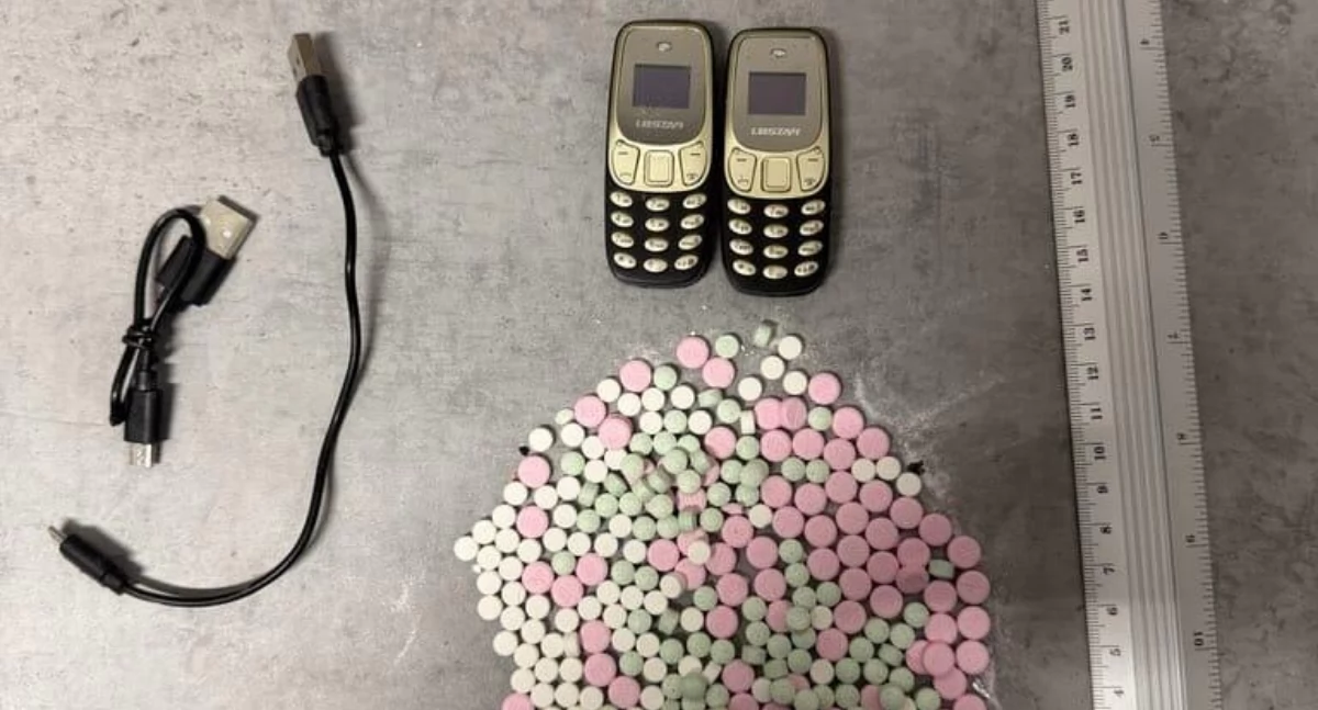 Łowicz. Mini telefony i ecstasy w paczce dla więźnia. Funkcjonariusze udaremnili przemyt