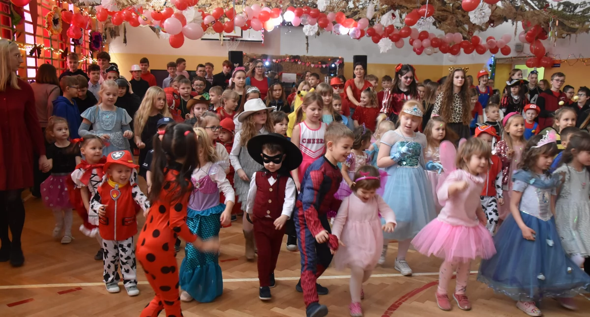 Zabawa choinkowa w Niedźwiadzie. Radosny początek ferii zimowych (foto,film)