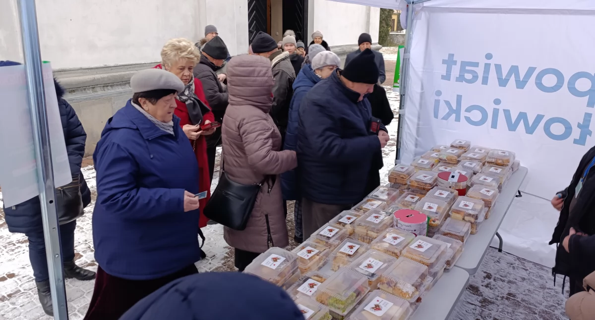 Charytatywny Kiermasz Ciast w Łowiczu (foto)