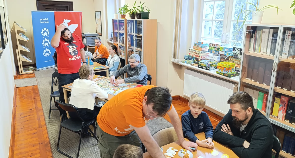 Planszówki w bibliotece powiatowej. Rozgrywki pełne emocji i dobrej zabawy (foto)