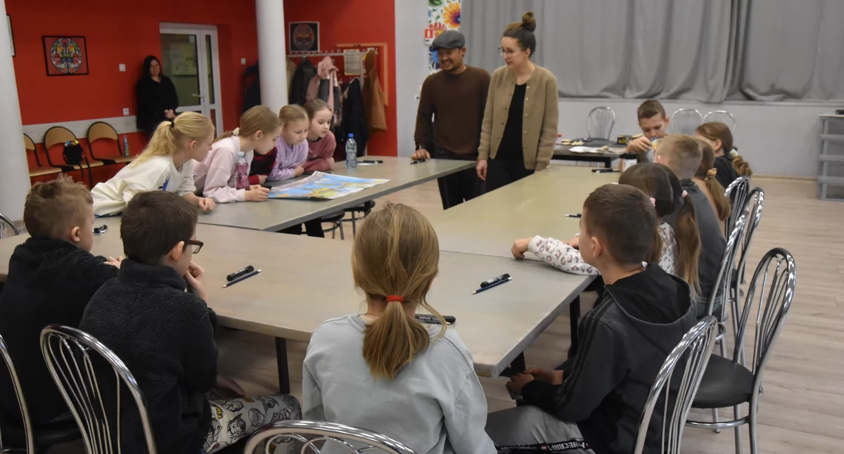 Sztuka linorytu w Łyszkowicach. Wyjątkowe warsztaty z Ryanem Rosfianem (foto)