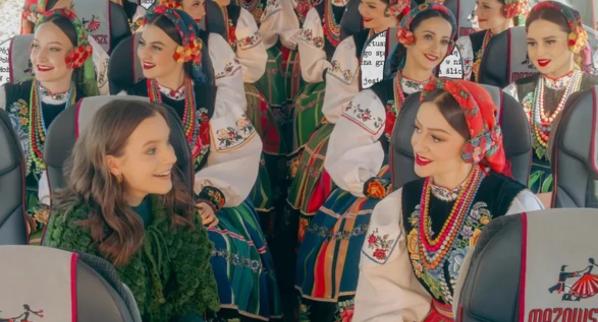 Sanah i łowickie pasiaki! Popularna artystka i Mazowsze ożywiają Konopnicką