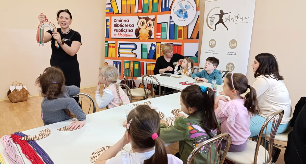Makramowe tęcze w bibliotece w Bocheniu (foto)