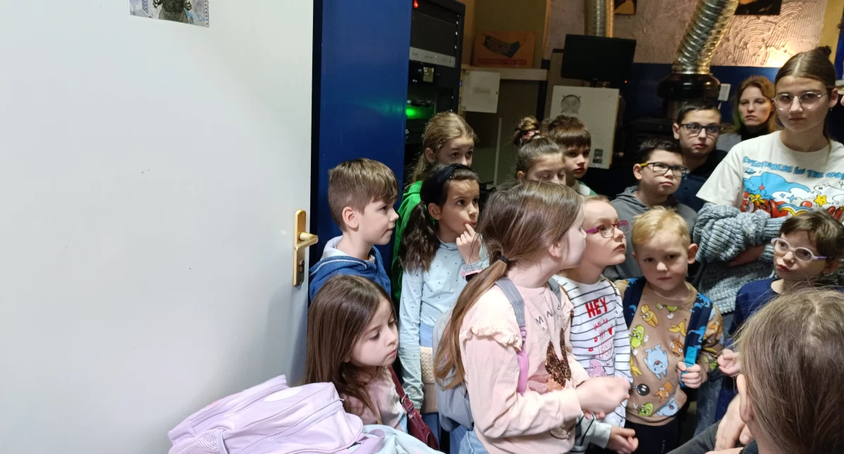 Spacer po Kinie Fenix. Dzieci odkrywały tajemnice placówki kulturalnej (foto)