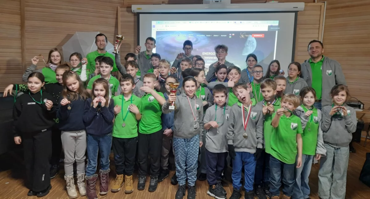 Młodzi szachiści z UKS Jedynka na wyjeździe. Turniej, integracja i kosmiczne atrakcje (foto)
