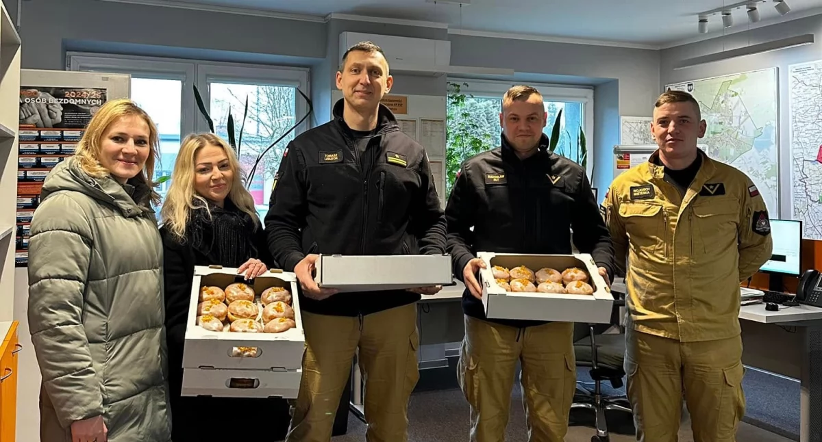 Pączki dla strażaków od Stowarzyszenia Łączy nas Łowicz (foto)