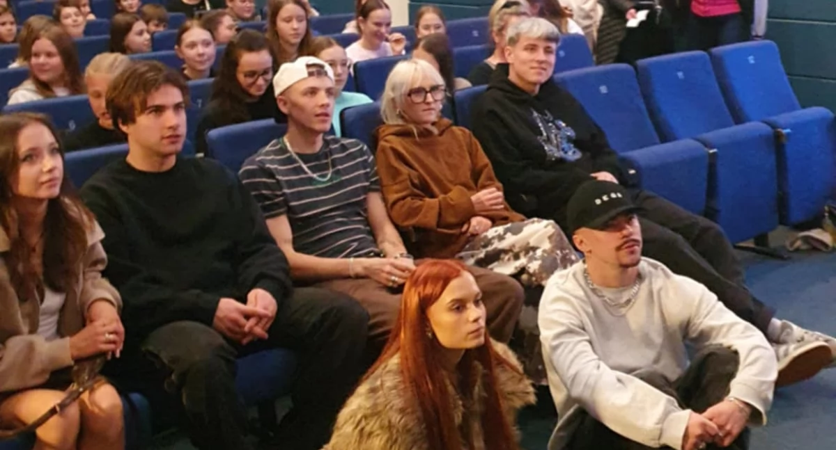Influencerzy w Łowiczu! Gwiazdy internetu na premierze „100 dni do matury” (foto,film)