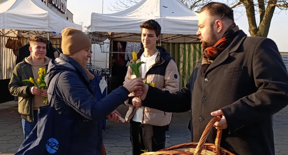 Stowarzyszenie Łączy nas Łowicz pamiętało o Dniu Kobiet (foto, film)