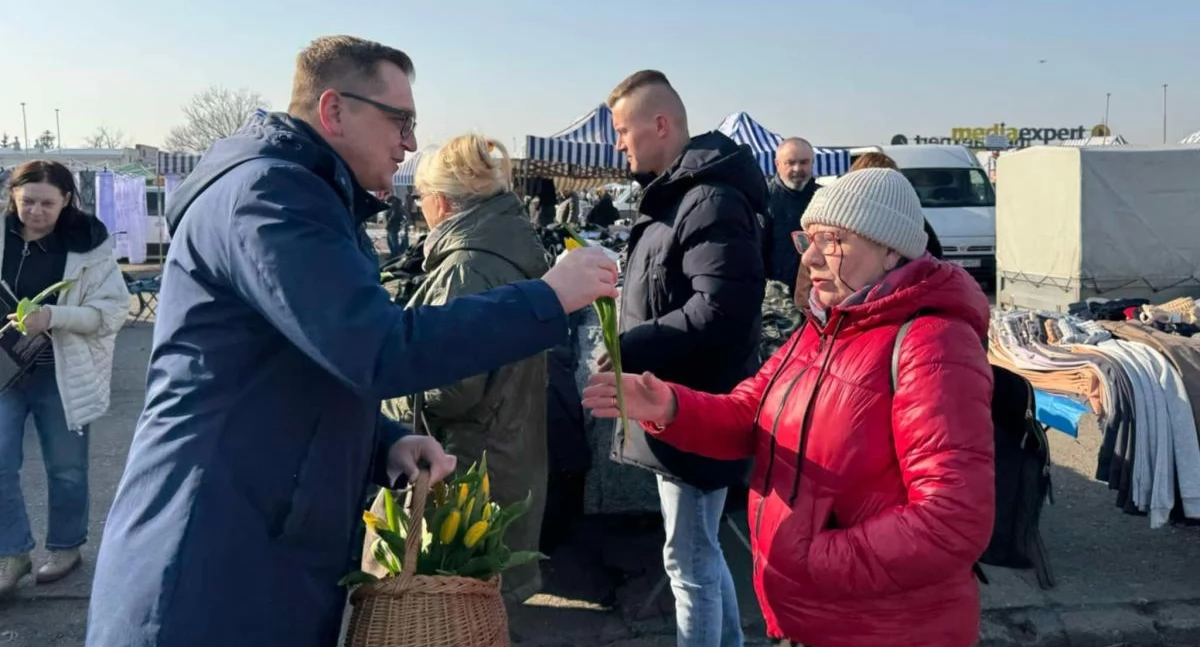 Burmistrz Łowicza pamiętał o Dniu Kobiet (foto)