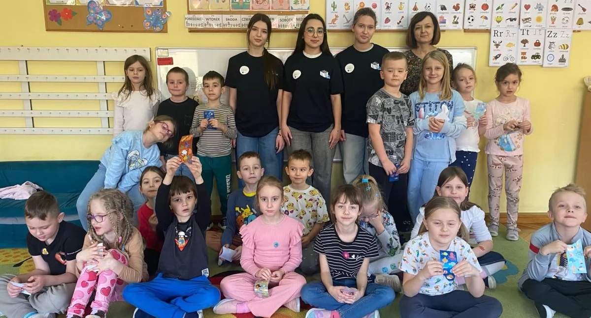 Młodzież z II LO uczy przedszkolaków, jak bezpiecznie korzystać z Internetu (foto)