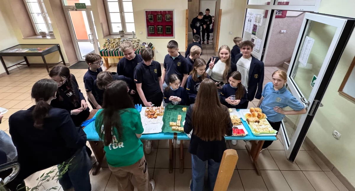 Charytatywny kiermasz ciast w szkole pijarskiej w Łowiczu (foto)