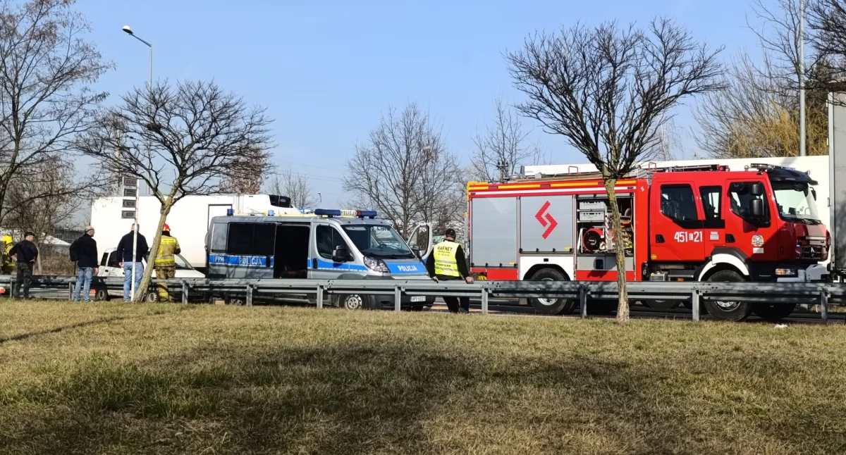 Łowicz. Wypadek na skrzyżowaniu ul. Poznańskiej i Warszawskiej, uwaga na utrudnienia (foto) AKTUALIZACJA