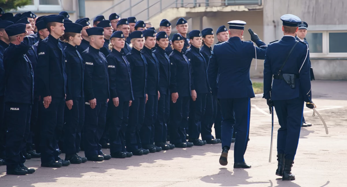 Nowy funkcjonariusz rozpoczął służbę w łowickiej komendzie policji (foto)