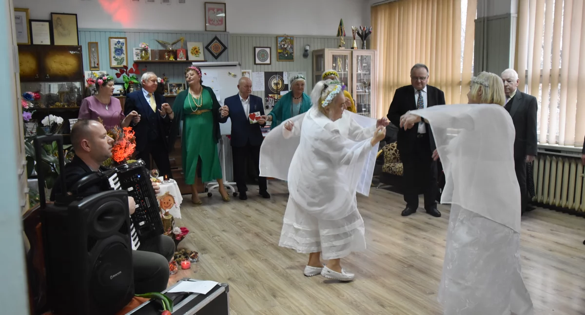 Klub Seniora „Radość” świętował Dzień Kobiet i Mężczyzn (foto,film)