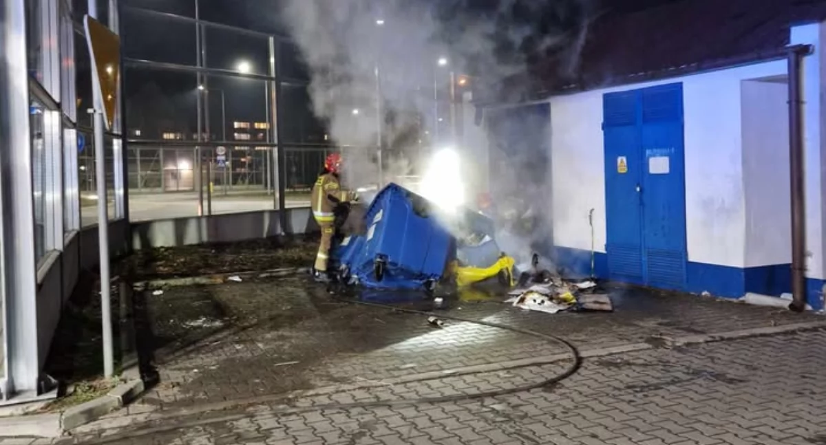 Pożar śmieci w kontenerze na jednym z łowickich osiedli (foto,film)