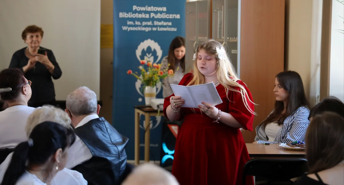Światowy Dzień Poezji w Powiatowej Bibliotece Publicznej w Łowiczu (foto, film)