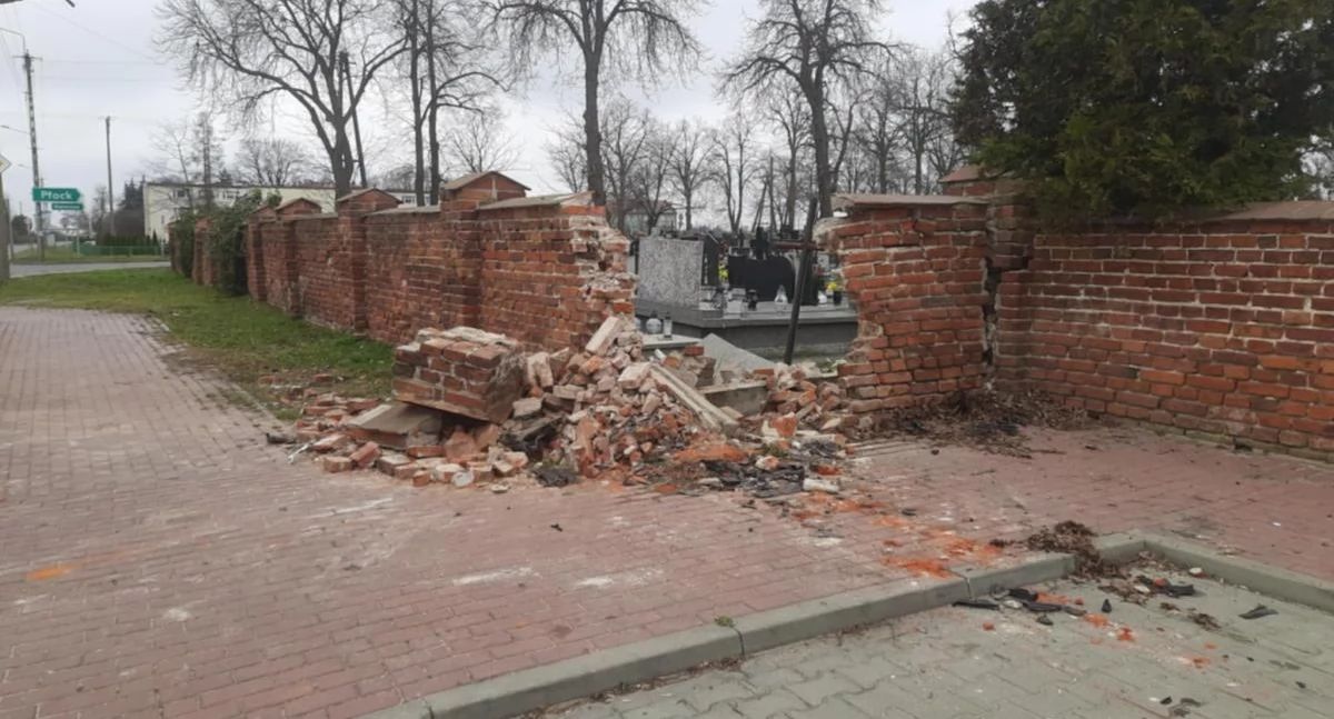 Nietrzeźwa kobieta wjechała w ogrodzenie cmentarza i zniszczyła nagrobki (foto, film)