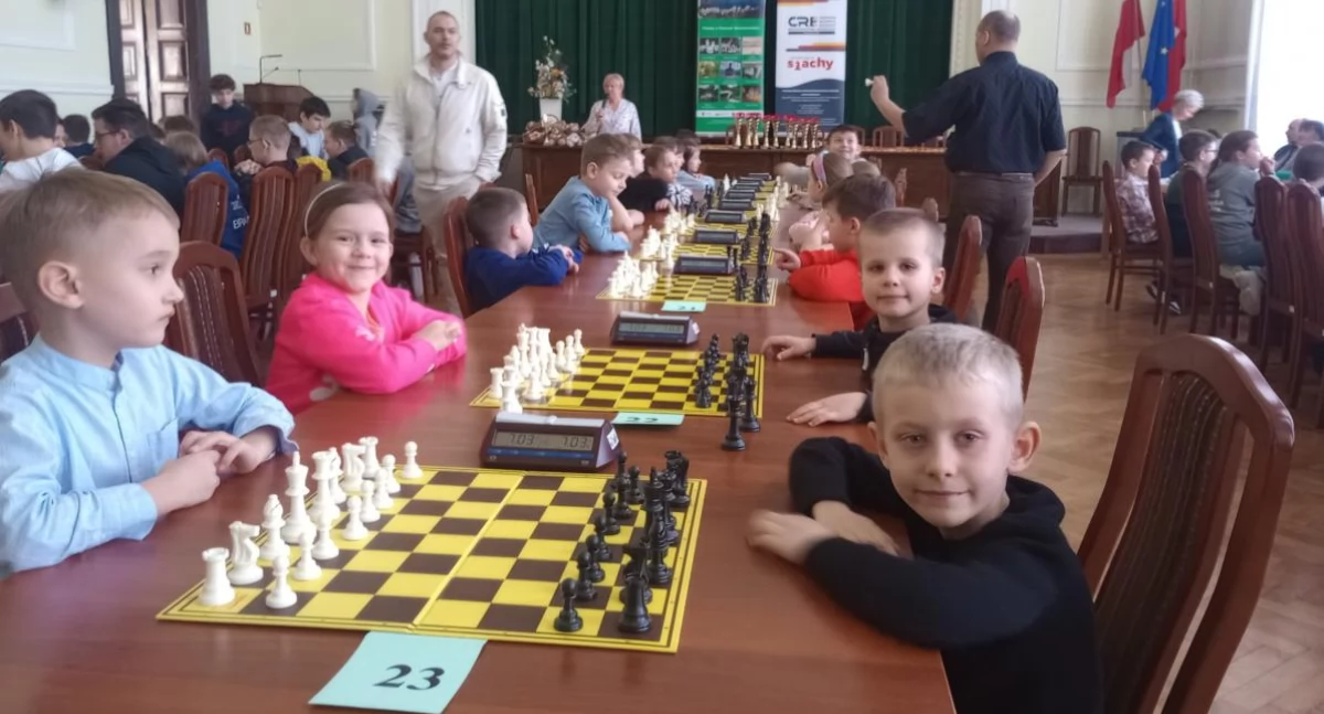 Przedszkolaki z Łowicza grały w szachy w Skierniewicach (foto)