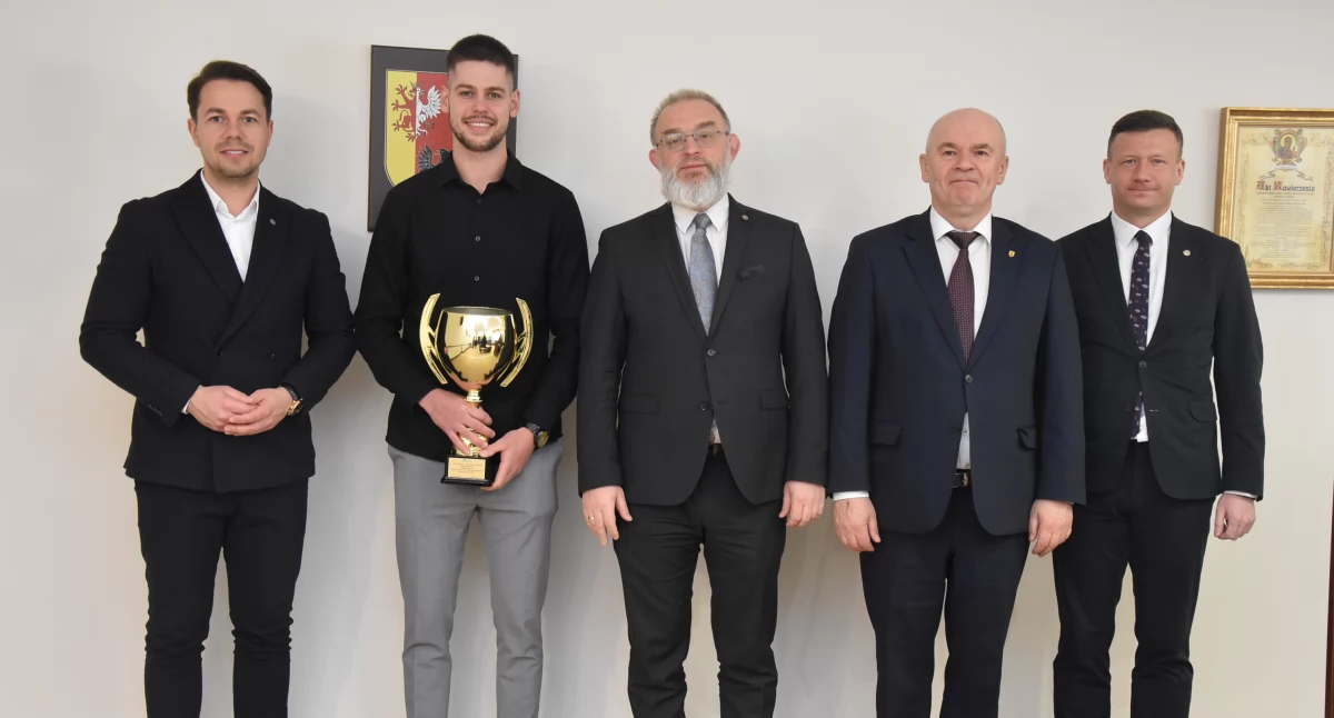 Powiat Łowicki dumny ze swojego mistrza. Kacper Śmiałek nagrodzony przez samorząd (foto)