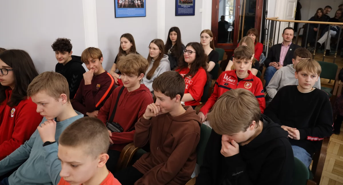 Lekcja w ratuszu. Uczniowie przyglądali się obradom Rady Miejskiej w Łowiczu (foto)