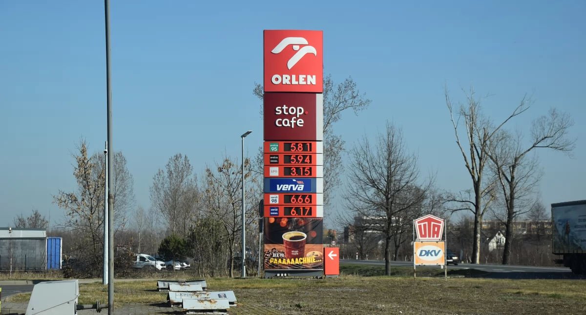 Ceny paliw w marcu spadły. Co czeka kierowców w kwietniu?